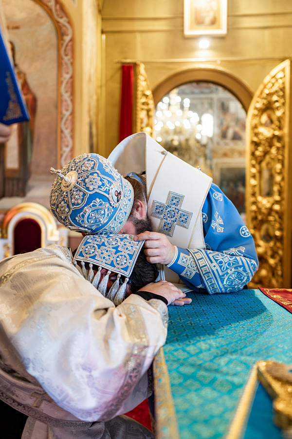Архиерейское богослужение в праздник Успения Пресвятой Богородицы в Троицком кафедральном соборе Подольска